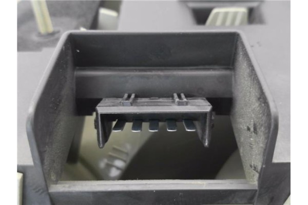 Recambio de piloto trasero izquierdo para ford fiesta iv (ja_, jb_) 1.3 i referencia OEM IAM 1044156 96FG13N004BB 