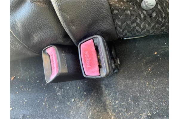 Recambio de anclaje cinturon trasero izquierdo para kia ceed sportswagon (ed) 2.0 emotion referencia OEM IAM 898301H000EQ  