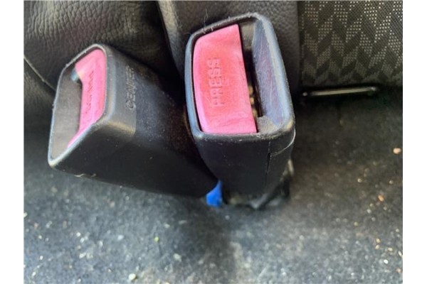 Recambio de anclaje cinturon trasero izquierdo para kia ceed sportswagon (ed) 2.0 emotion referencia OEM IAM 898301H000EQ  