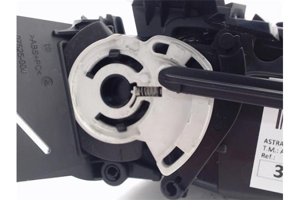 Recambio de rejilla entrada de aire para opel astra j 1.6 referencia OEM IAM   