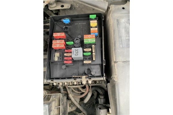 Recambio de caja fusibles/rele para seat leon (1p1) 1.9 tdi referencia OEM IAM 3C09712490 1718130 