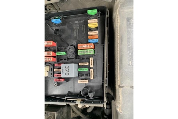 Recambio de caja fusibles/rele para seat leon (1p1) 1.9 tdi referencia OEM IAM 3C09712490 1718130 