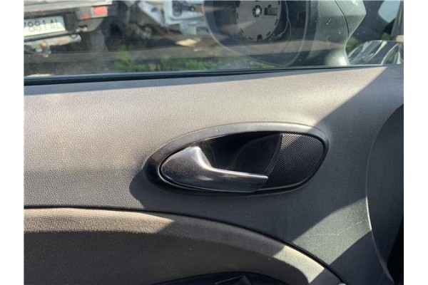 Recambio de manilla int. puerta delantero izquierda para seat leon (1p1) 1.9 tdi referencia OEM IAM 5P0837113B1UQ  