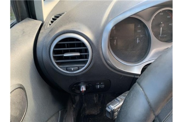 Recambio de rejilla entrada de aire para seat leon (1p1) 1.9 tdi referencia OEM IAM 1P081920347V  