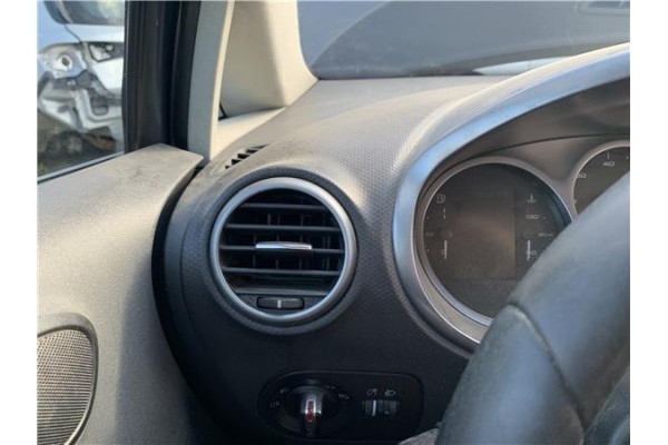 Recambio de rejilla entrada de aire para seat leon (1p1) 1.9 tdi referencia OEM IAM 1P081920347V  