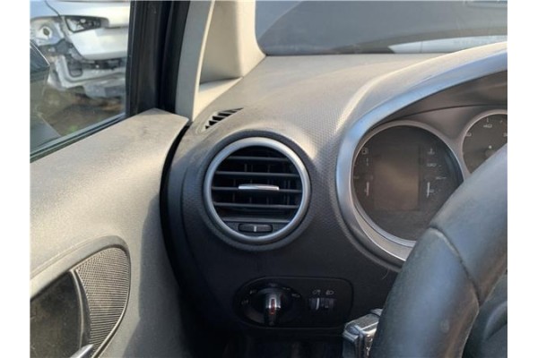 Recambio de rejilla entrada de aire para seat leon (1p1) 1.9 tdi referencia OEM IAM 1P081920347V  