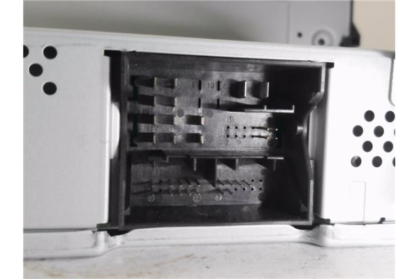 Recambio de autoradio para seat ibiza (kj1) 1.0 style referencia OEM IAM 6F0035871B  