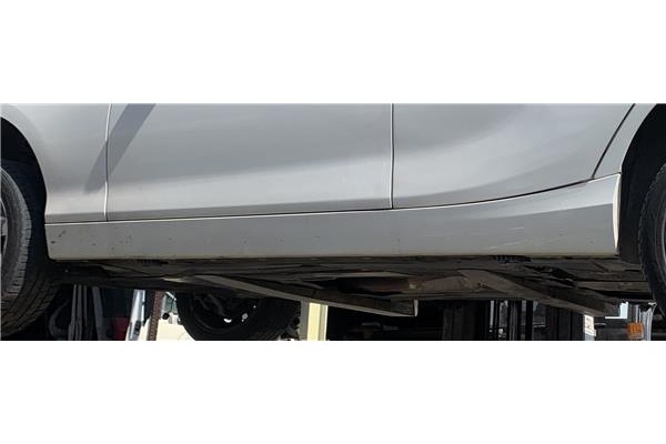 Recambio de spoiler talonera lat. izquierda para bmw serie 1 berlina 5p (f20) 2.0 116d referencia OEM IAM 51777293553 5177805681