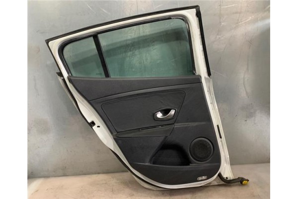 Recambio de puerta trasero izquierda para renault megane iii berlina 5p 1.5 expression referencia OEM IAM 821003885R  