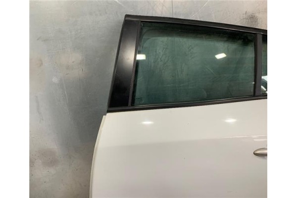 Recambio de puerta trasero izquierda para renault megane iii berlina 5p 1.5 expression referencia OEM IAM 821003885R  