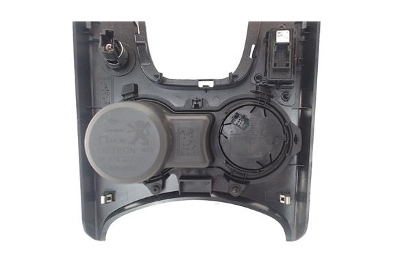 Recambio de embellecedor consola central para peugeot 3008 2.0 style referencia OEM IAM 9815720077  