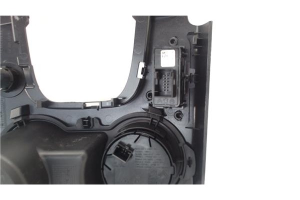 Recambio de embellecedor consola central para peugeot 3008 2.0 style referencia OEM IAM 9815720077  