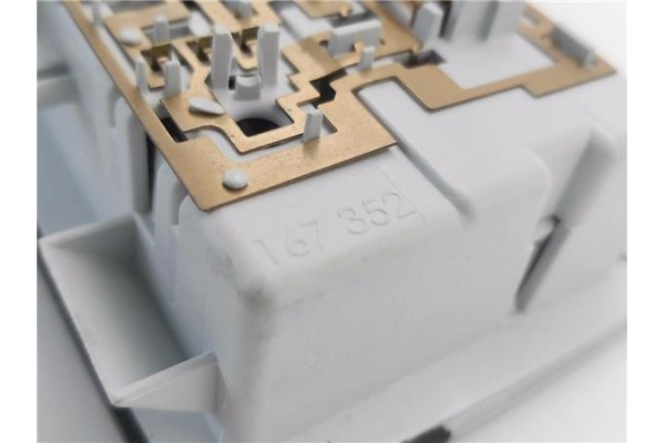 Recambio de luz trasero central techo para opel astra k berlina 5p 1.6 dynamic referencia OEM IAM 167352  