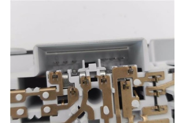 Recambio de luz trasero central techo para opel astra k berlina 5p 1.6 dynamic referencia OEM IAM 167352  