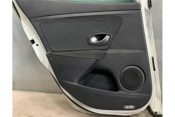 Recambio de puerta trasero izquierda para renault megane iii berlina 5p 1.5 expression referencia OEM IAM 821003885R  