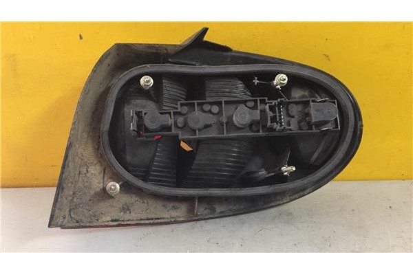 Recambio de piloto trasero izquierdo para renault megane i fase 2 coupe (da...) 1.4 16 v dynamique referencia OEM IAM 7700428056