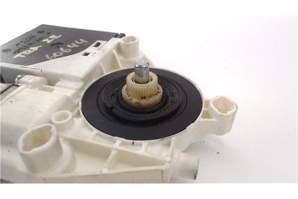 Recambio de motor elevalunas trasero izquierdo para audi a3 sportback (8pa) 2.0 tdi ambiente referencia OEM IAM 0130822263  