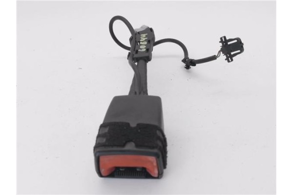 Recambio de anclaje cinturon delantero izquierdo para audi a3 sportback (8pa) 2.0 tdi ambiente referencia OEM IAM 8P0857755D  