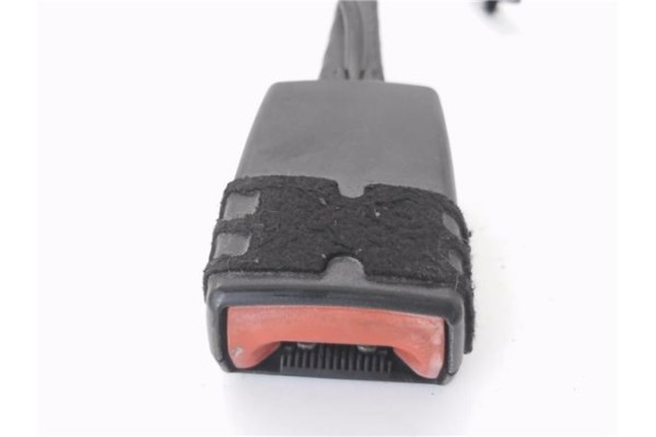 Recambio de anclaje cinturon delantero izquierdo para audi a3 sportback (8pa) 2.0 tdi ambiente referencia OEM IAM 8P0857755D  