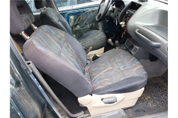 Recambio de asiento delantero derecho para nissan terrano ii (r20) 2.4 i 12v 4wd referencia OEM IAM 870000F 870000F005 