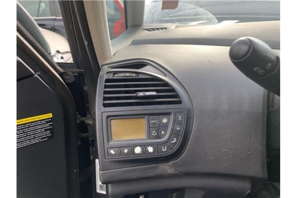 Recambio de rejilla entrada de aire para citroen c4 picasso 1.6 hdi referencia OEM IAM 6451WR  