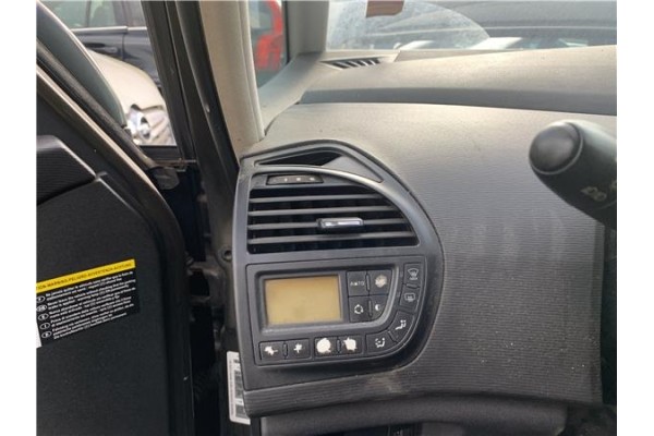 Recambio de rejilla entrada de aire para citroen c4 picasso 1.6 hdi referencia OEM IAM 6451WR  