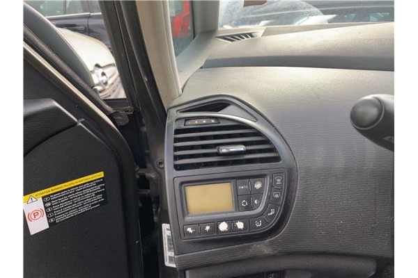 Recambio de rejilla entrada de aire para citroen c4 picasso 1.6 hdi referencia OEM IAM 6451WR  