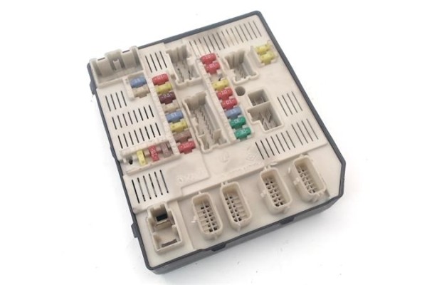 Recambio de caja fusibles/rele para renault megane iii berlina 5p 1.5 expression referencia OEM IAM   