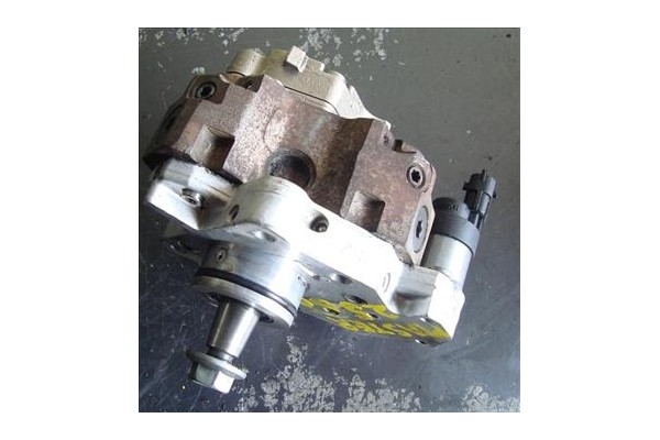 Recambio de bomba inyectora para renault master ii furgón (fd) 2.5 dci 120 referencia OEM IAM 82005868518200041766 0445010033 