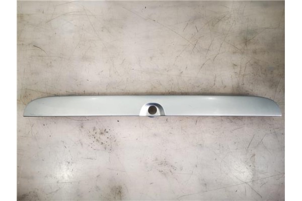 Recambio de moldura porton trasero para opel zafira a 2.0 dti 16v referencia OEM IAM 90579631  