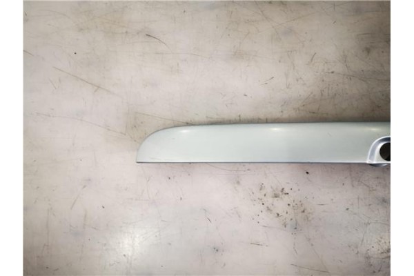 Recambio de moldura porton trasero para opel zafira a 2.0 dti 16v referencia OEM IAM 90579631  