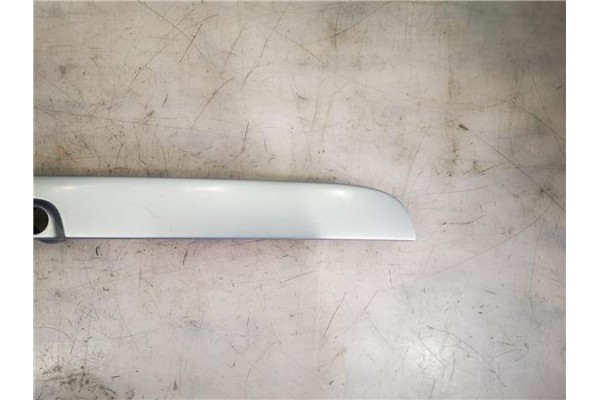 Recambio de moldura porton trasero para opel zafira a 2.0 dti 16v referencia OEM IAM 90579631  