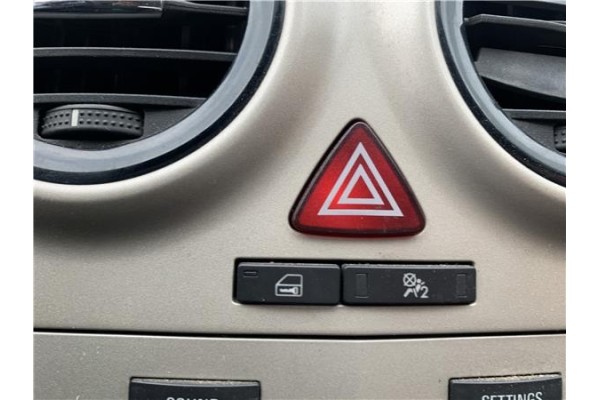 Recambio de interruptor luces emergencia para opel corsa d 1.2 referencia OEM IAM 13189529  