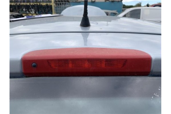 Recambio de luz central de freno para opel corsa d 1.2 referencia OEM IAM 13188045  