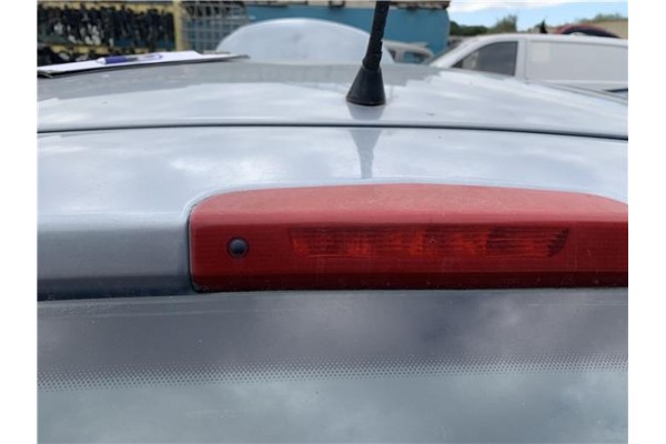 Recambio de luz central de freno para opel corsa d 1.2 referencia OEM IAM 13188045  