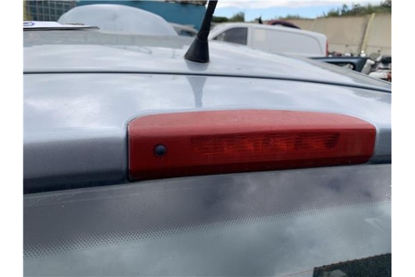 Recambio de luz central de freno para opel corsa d 1.2 referencia OEM IAM 13188045  