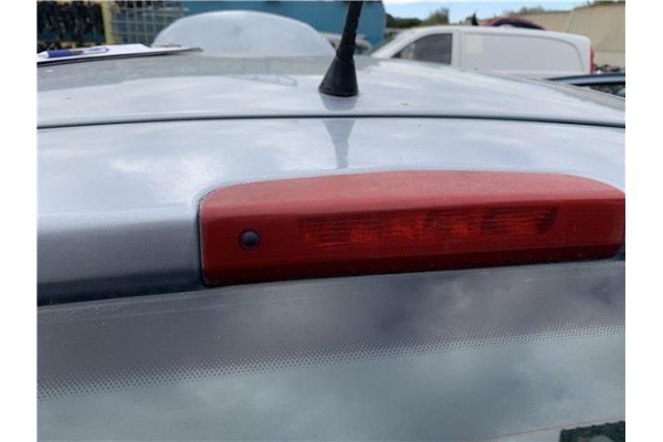 Recambio de luz central de freno para opel corsa d 1.2 referencia OEM IAM 13188045  