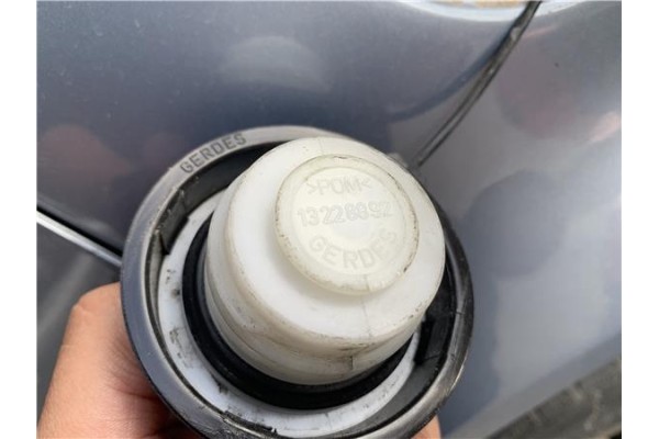 Recambio de tapon combustible para opel corsa d 1.2 referencia OEM IAM 13228892 808136 