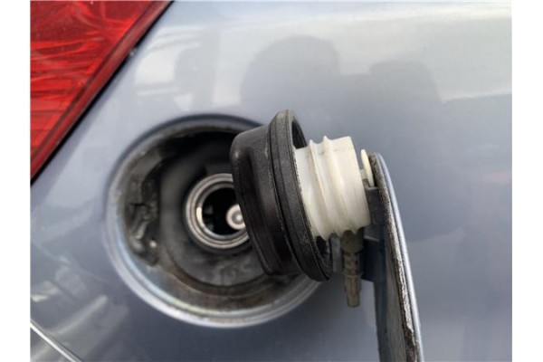 Recambio de tapon combustible para opel corsa d 1.2 referencia OEM IAM 13228892 808136 