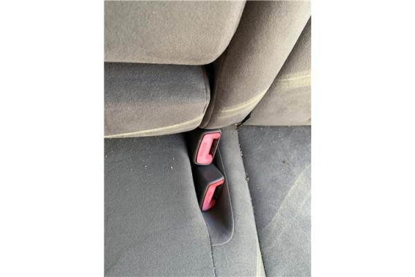 Recambio de anclaje cinturon trasero izquierdo para toyota prius (zvw30) 1.8 hybrid referencia OEM IAM 7348047060B1  