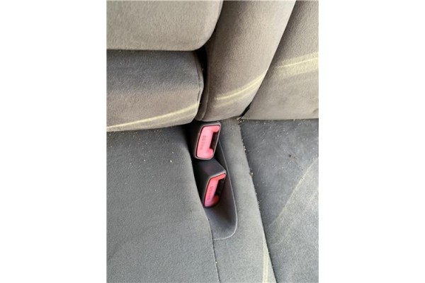 Recambio de anclaje cinturon trasero izquierdo para toyota prius (zvw30) 1.8 hybrid referencia OEM IAM 7348047060B1  