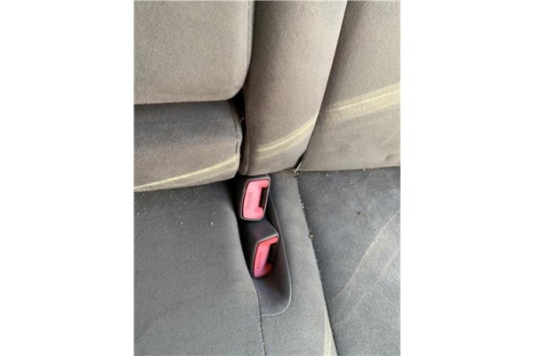 Recambio de anclaje cinturon trasero izquierdo para toyota prius (zvw30) 1.8 hybrid referencia OEM IAM 7348047060B1  