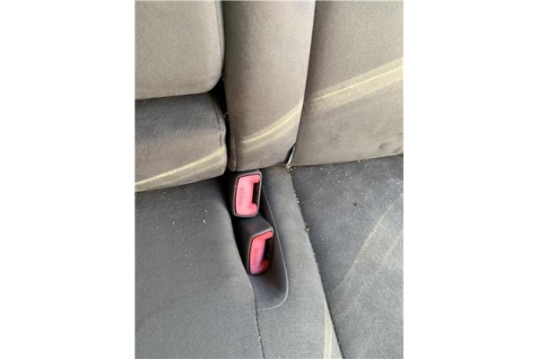 Recambio de anclaje cinturon trasero izquierdo para toyota prius (zvw30) 1.8 hybrid referencia OEM IAM 7348047060B1  