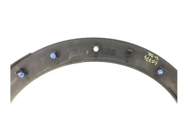 Recambio de moldura aleta trasero derecha para peugeot 3008 1.6 pure tech referencia OEM IAM 9825289077  