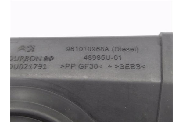 Recambio de tapa exterior combustible para peugeot 3008 1.6 pure tech referencia OEM IAM 981010968A 981010978A 