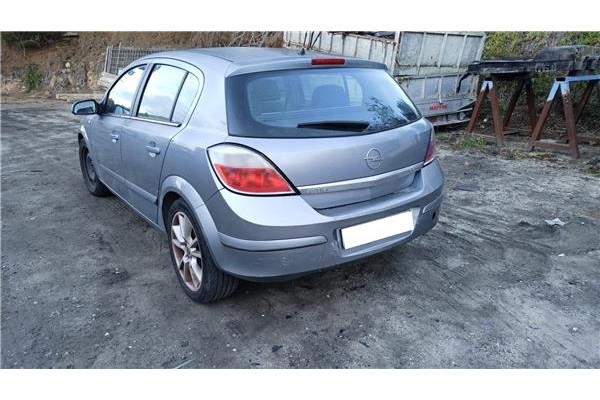 opel astra h berlina del año 2004