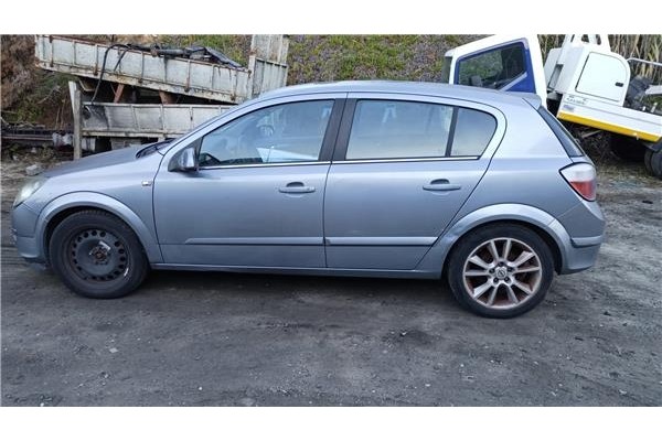 opel astra h berlina del año 2004