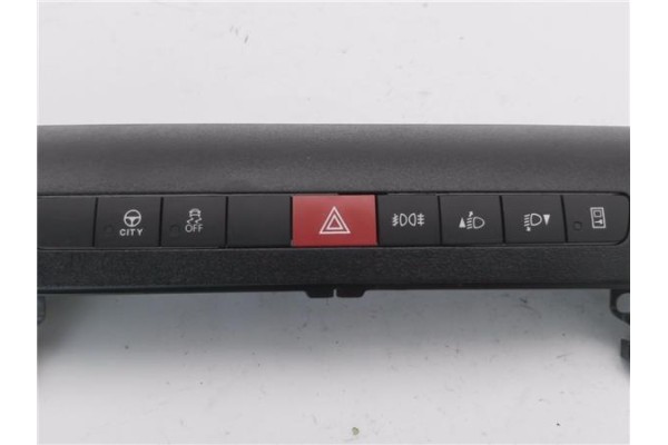 Recambio de interruptor luces emergencia para iveco daily chasis 2.3 referencia OEM IAM 5802839755  