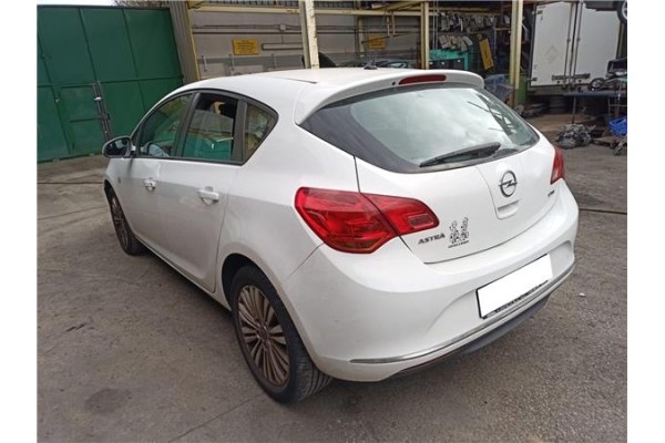 opel astra j berlina 5p del año 2015