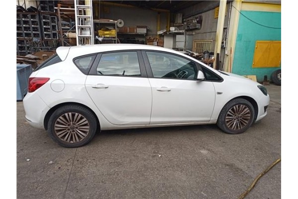 opel astra j berlina 5p del año 2015